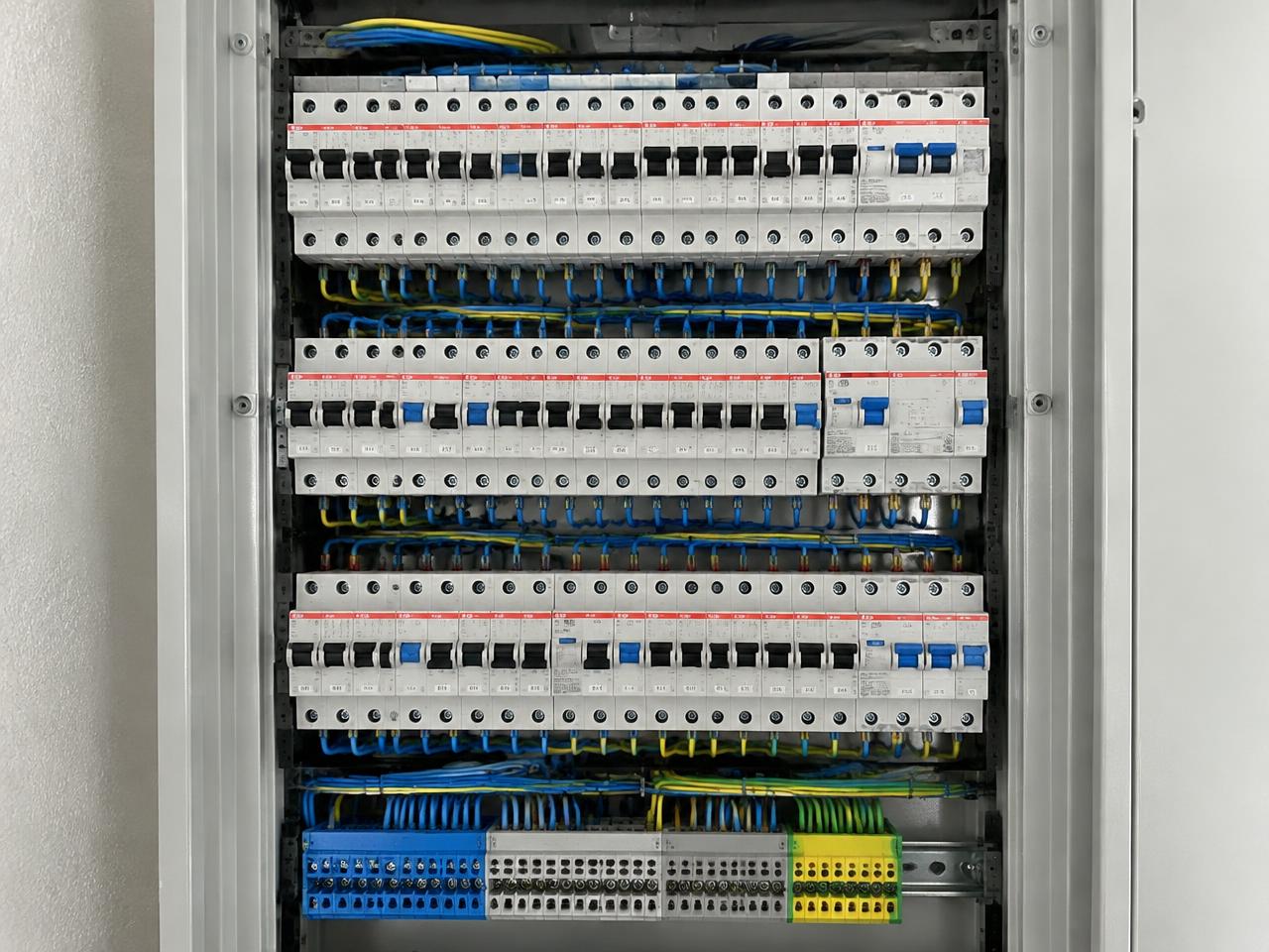 Tableau électrique équipé de disjoncteurs